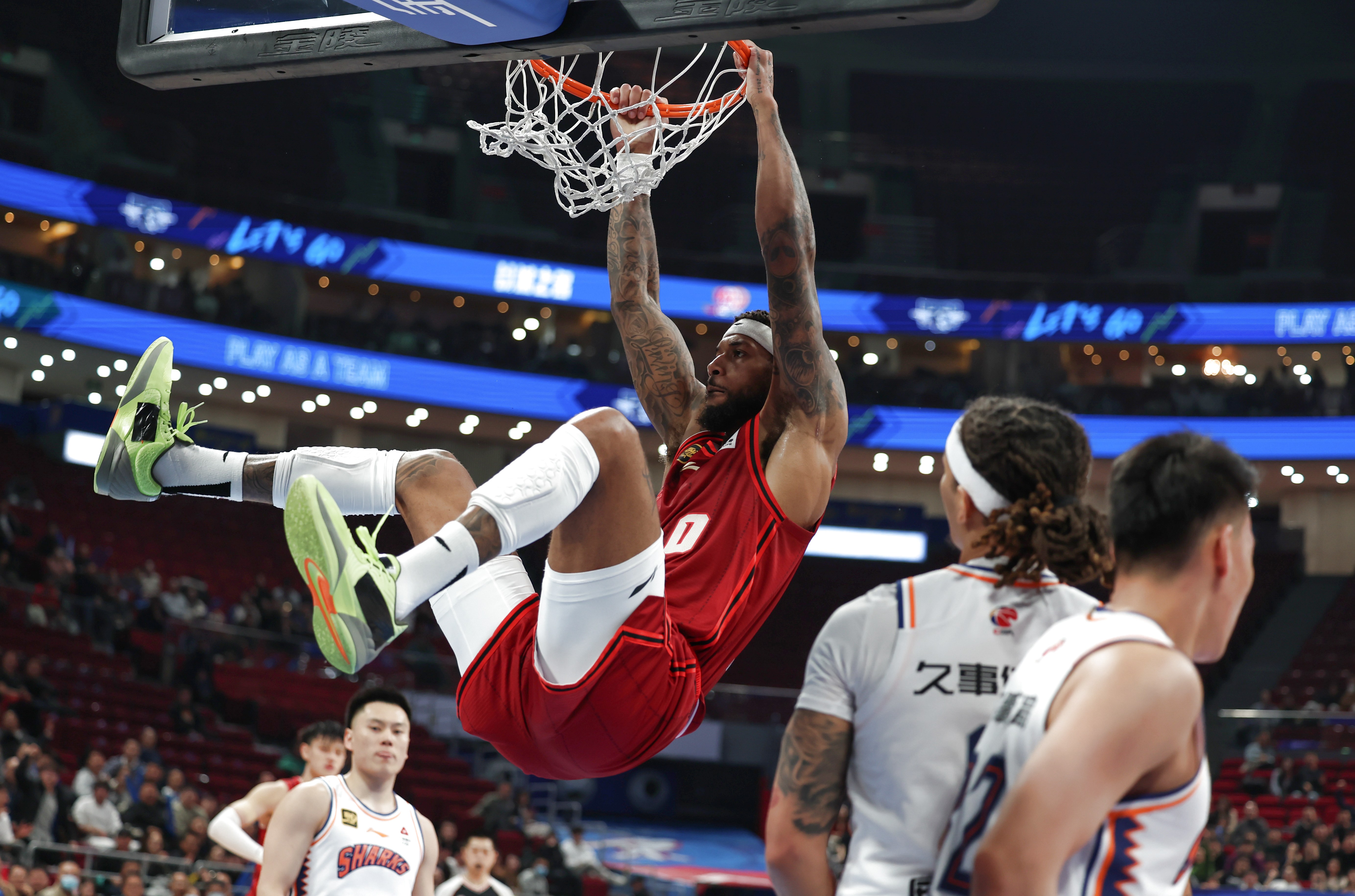 yy易游在线入口包含加时末段NBA总决赛传出新动向，夏洛特黄蜂篮板制胜，管理层表态：悬念犹存，更衣室氛围转暖的词条